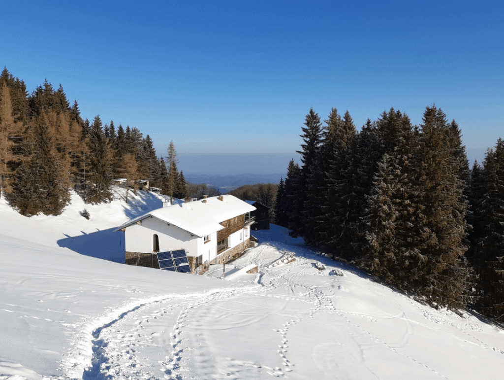 хижа амбарица през зимата