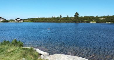 мъж се къпе в безбожкото езеро