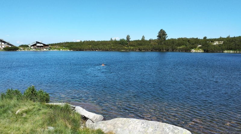 мъж се къпе в безбожкото езеро