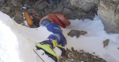 загинал алпинист еверест зелени обувки