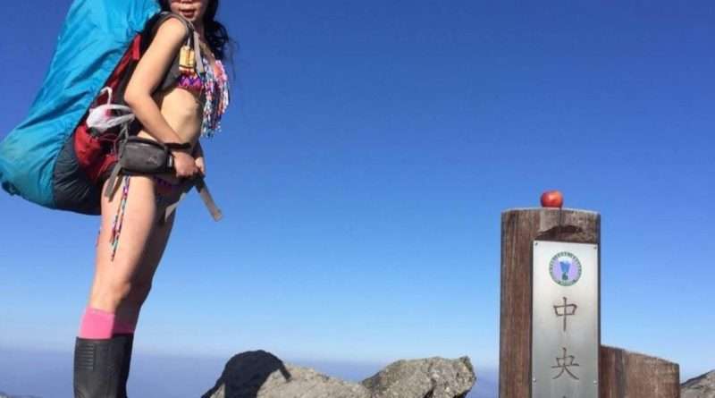 джиджи ву планинарка по бикини