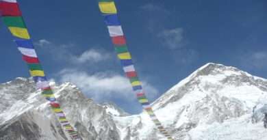 непалски флагове в базов лагер на еверест