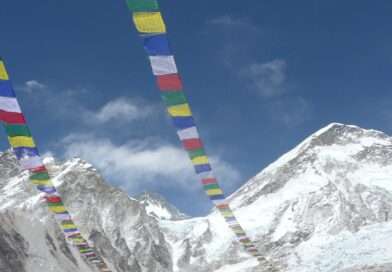 непалски флагове в базов лагер на еверест