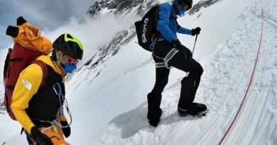 килиан жорнет и давид гьотлер по склоновете на еверест