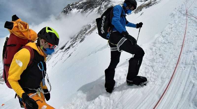 килиан жорнет и давид гьотлер по склоновете на еверест