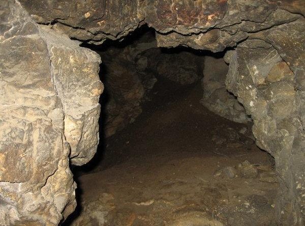 Скални ниши село Царевец