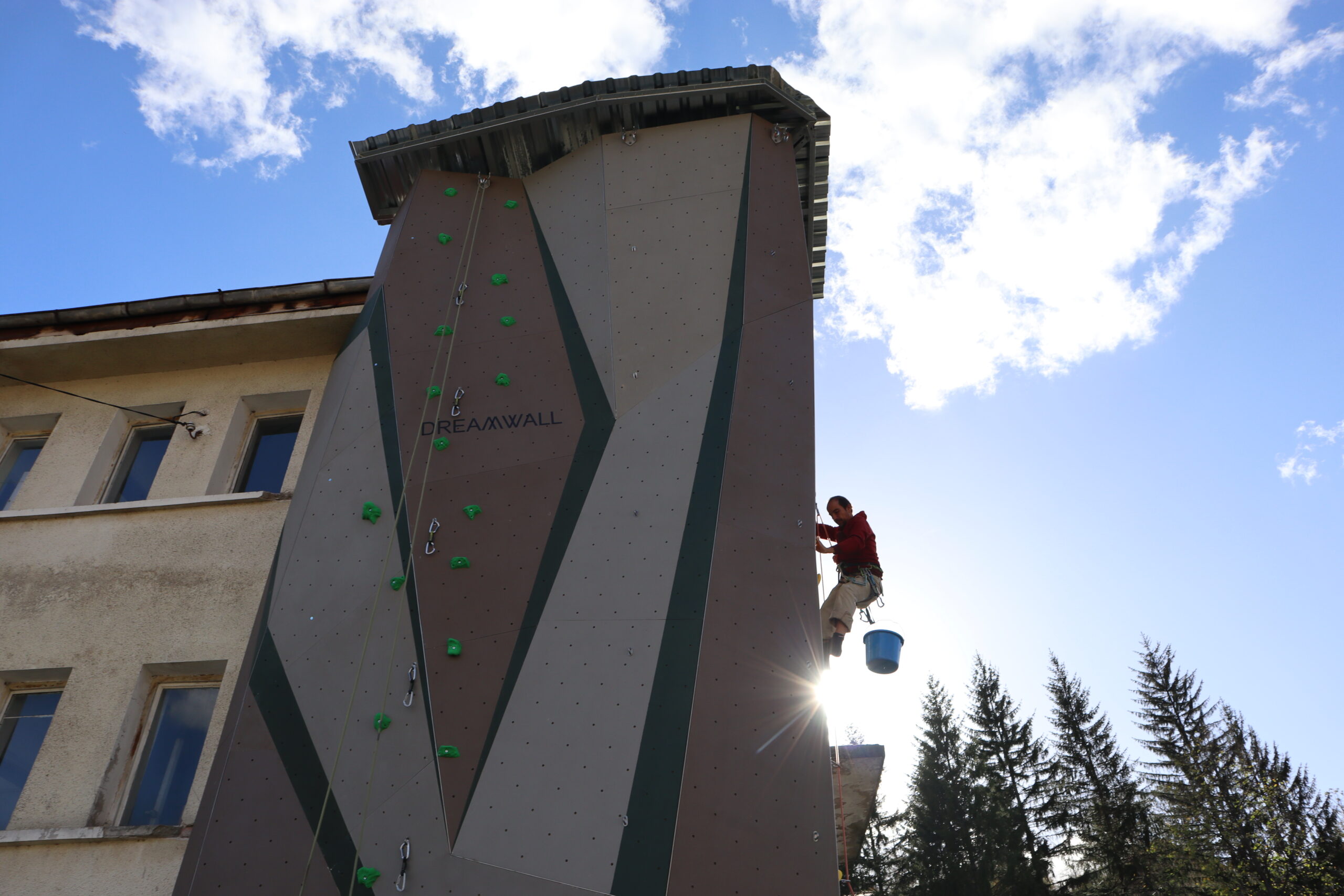 Кирил Попбожиков на екипирането на изкуствената катерачна стена в Лакатник, 2023 г. снимка: Върхове