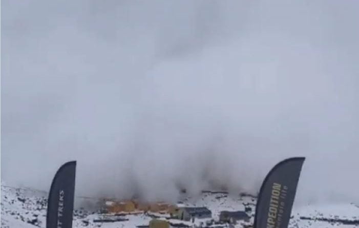 лавина в базовия лагер на Манаслу