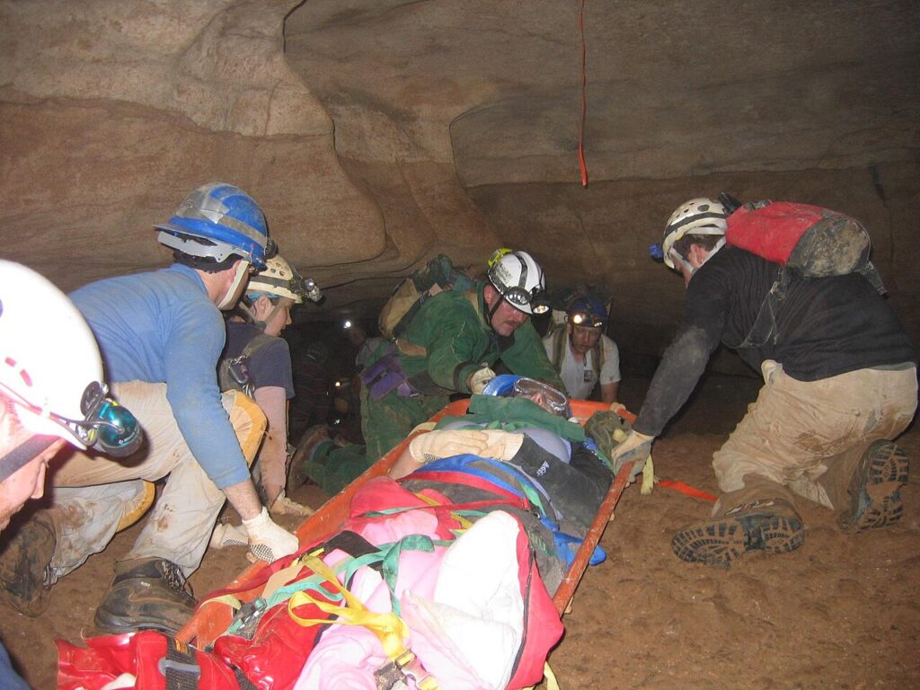 cave rescue спасителна операция в пещера