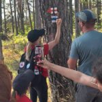 ПОЛАГАНЕ НА ТУРИСТИЧЕСКА МАРКИРОВКА НА ДЪРВО В РОДОПИТЕ