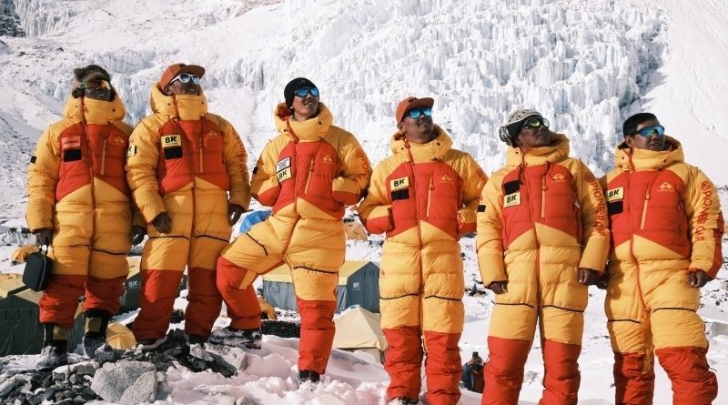 Екип за фиксиране на въжета под Еверест