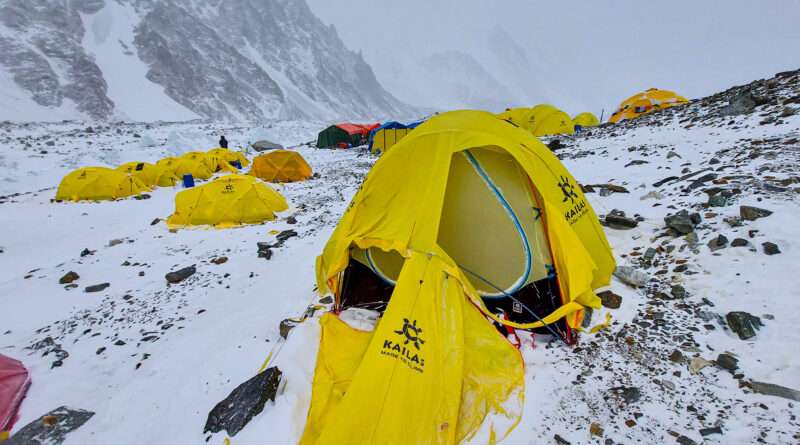 разкъсана палатка , к2, базов лагер