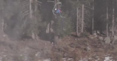 скиор виси от лифт