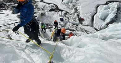 Заради серак: Шерпи и алпинисти търсят алтернативи за изкачване на Еверест този сезон