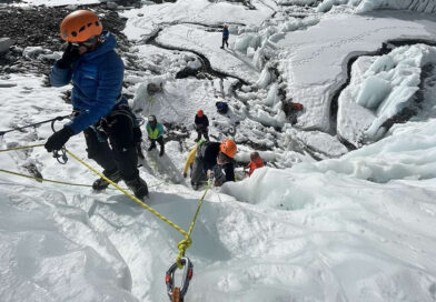 Заради серак: Шерпи и алпинисти търсят алтернативи за изкачване на Еверест този сезон