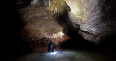 Подводен пробив на СК „Пълдин“ разкри нови галерии в пещера „Топля“ (ВИДЕО и СНИМКИ) Подводен пробив на СК „Пълдин“ разкри нови галерии в пещера „Топля“ (ВИДЕО и СНИМКИ)